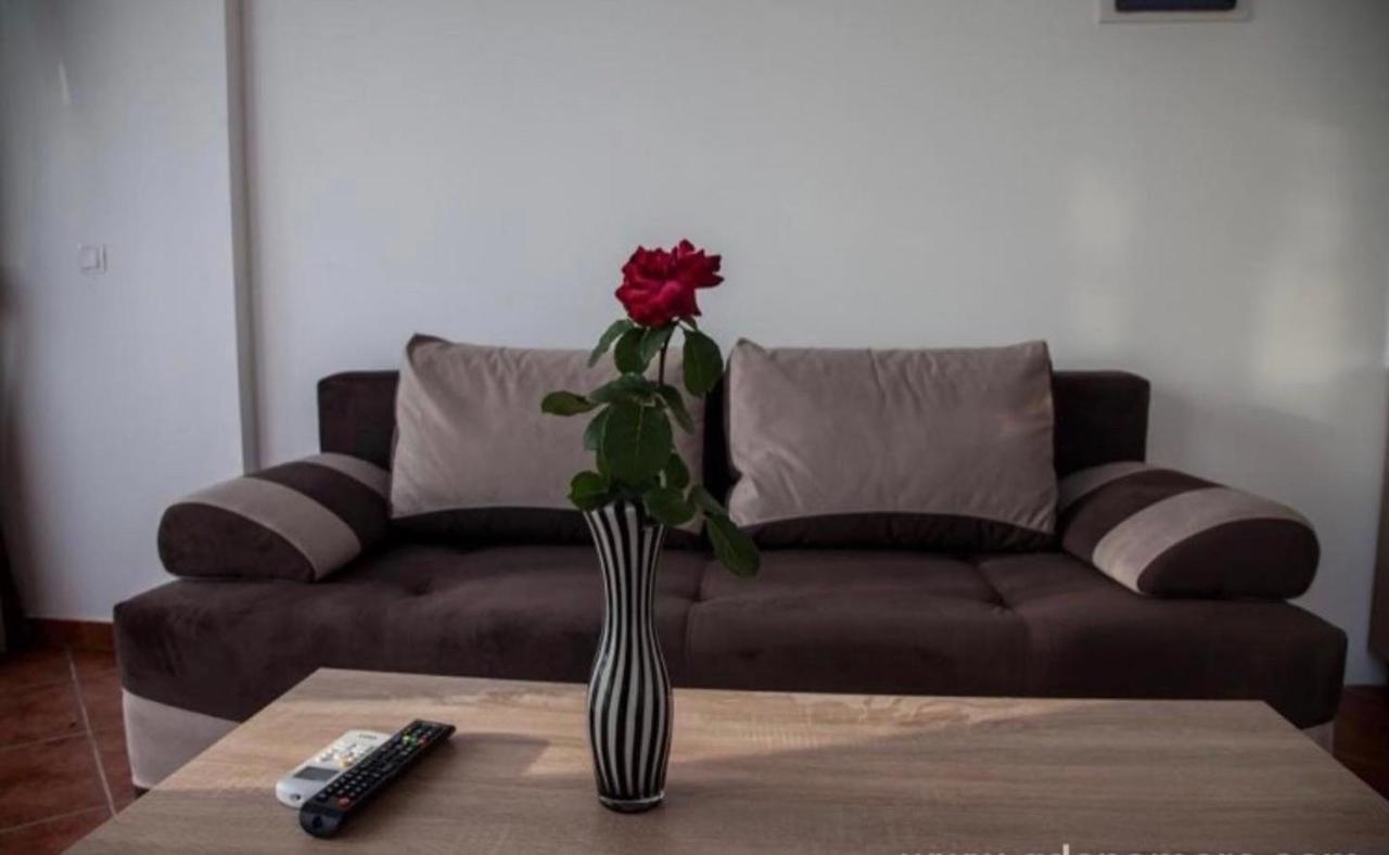 Delux Apartmani Dobra Voda Buitenkant foto